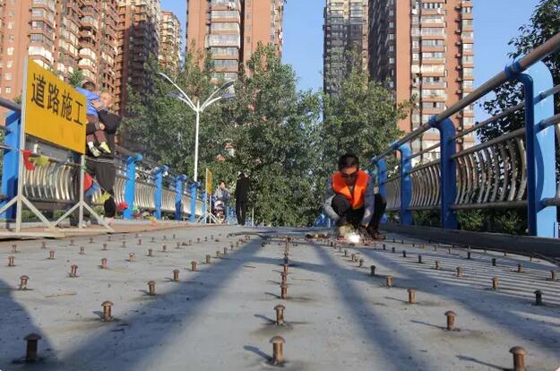 什麽？這四座人行天橋竟然安“剪力釘子”！